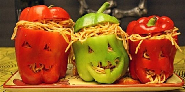 Potrawy na Halloween: Głowy papryki nadziewane spaghetti z mięsem