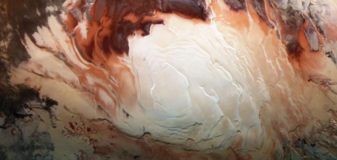 Wody na Mars występuje w stanie ciekłym i stałym
