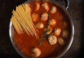 Spaghetti z klopsikami i sosem w misce