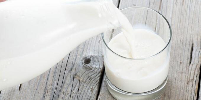 Zdrowe napoje przed snem: ciepłe mleko