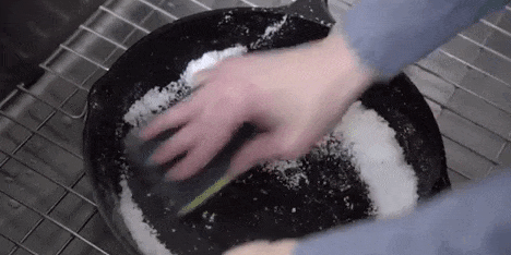 detergenty do mycia naczyń: usunąć kawałki przylegają za pomocą soli i sody