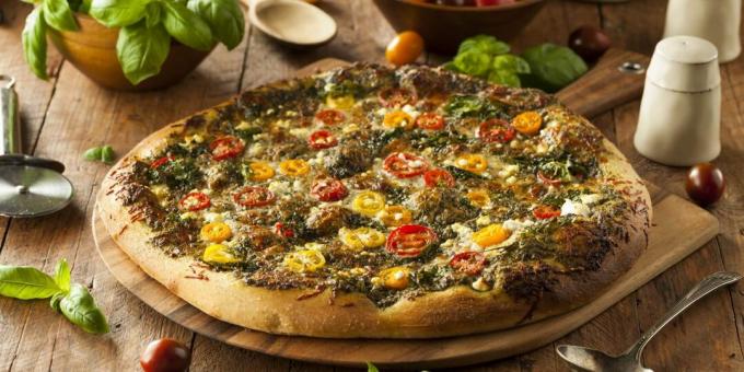 Pizza z serem, pomidorami i pesto