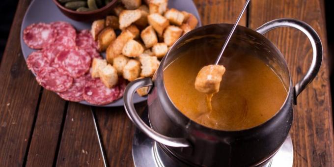 Serowe fondue z czosnkiem i gałką muszkatołową