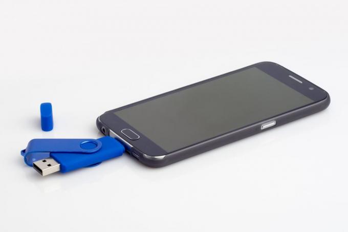 Zastosowanie USB OTG: Podłącz napęd flash USB lub dysk twardy