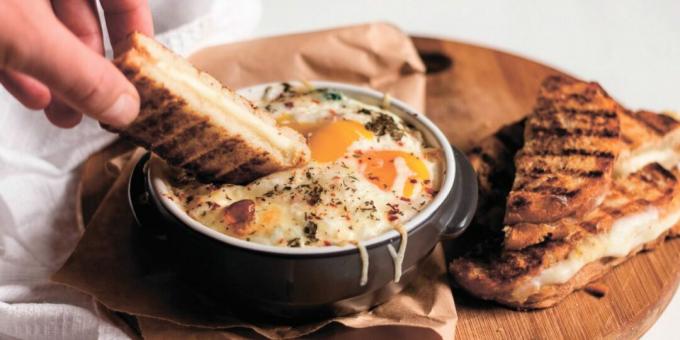 Kremowa jajecznica z tostami serowymi