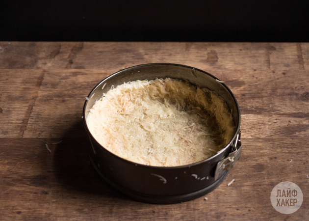 Jak zrobić quiche ziemniaczane: rozłóż bazę ziemniaczaną