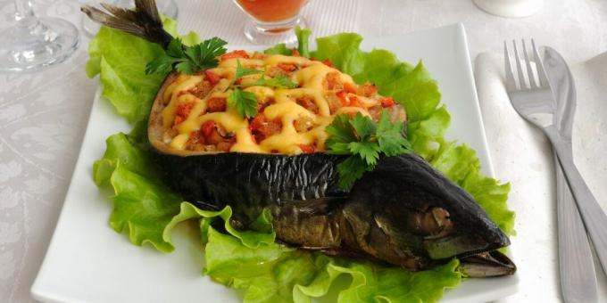 Makrela faszerowana warzywami i serem