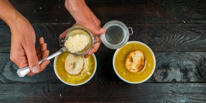 Jak przygotować Francuska zupa cebulowa: Posypać tartym serem