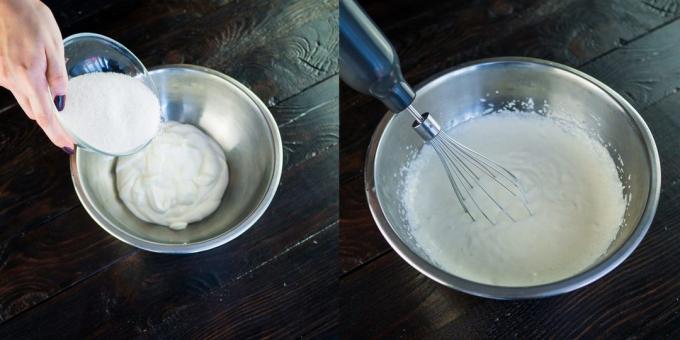 Miód ciasto ciasto: W dużej misce wymieszać śmietanę i cukier