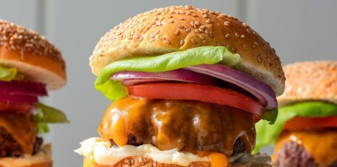 Przepisy na grilla: hamburgery z mięsa wołowego kotleta