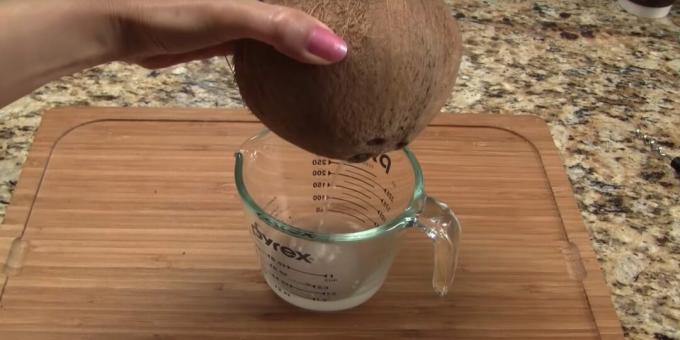 Jak rozłupać kokos: spuść wodę 