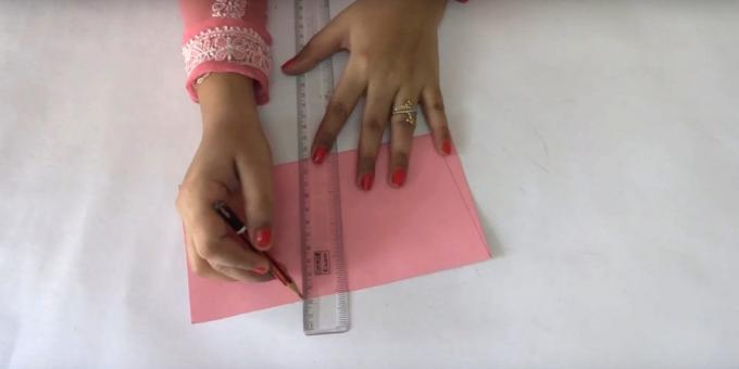 Fold różowy arkusz papieru na pół