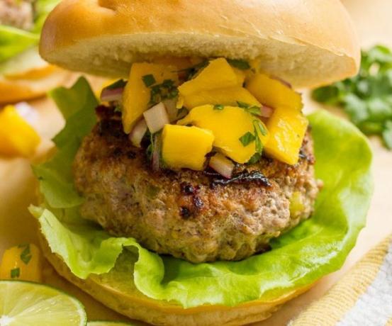 pikantne-wieprzowe-hamburgery-z mango salsa-9_1470205990-630x524