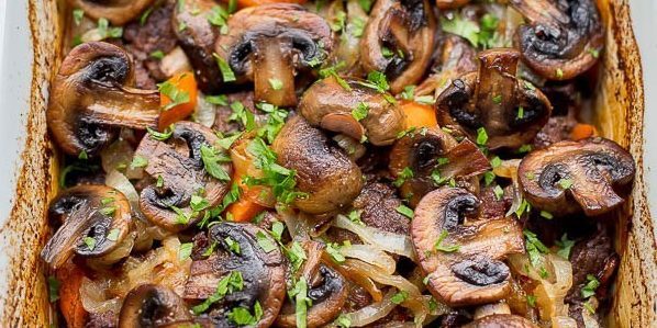 Jak gotować wołowinę w piecu: Wołowina z warzywami i grzybami w winie