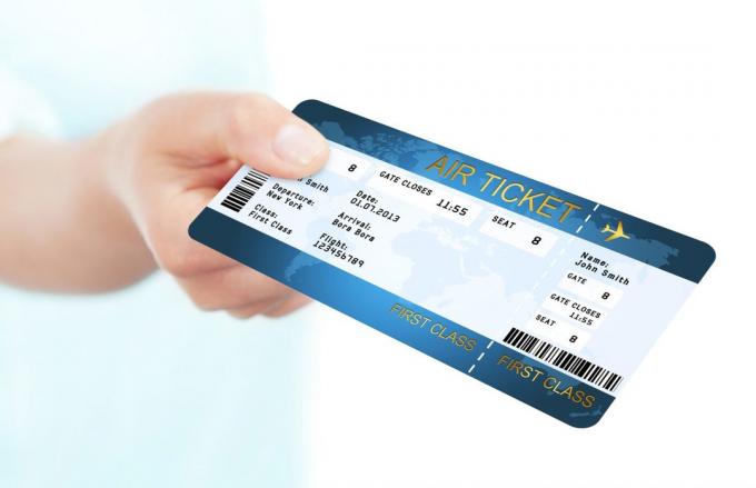 niebieski bilet lotniczy mucha przechowywany przez strony na białym tle