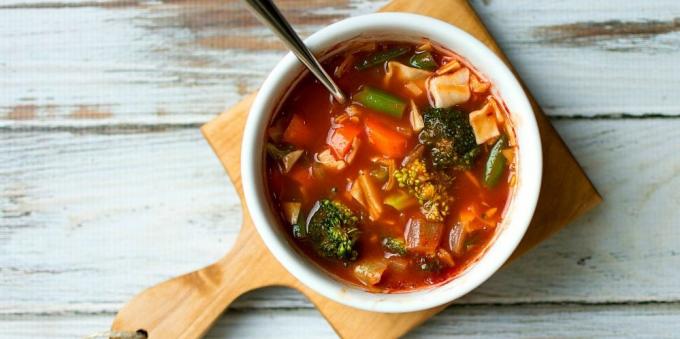 zupy warzywne: pomidorowa zupa z brokułów, kapusty i zielonej fasoli