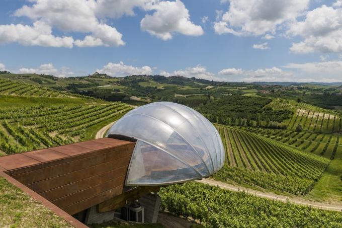 architektura europejska: Ceratto Winery widokiem na winnice w Alba
