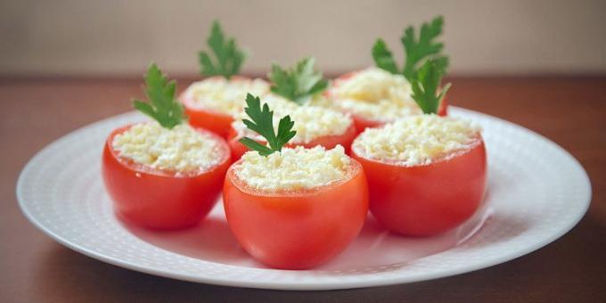 Pomidory nadziewane serem i czosnkiem