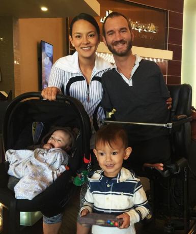 Nick Vujicic i jego żona i dzieci