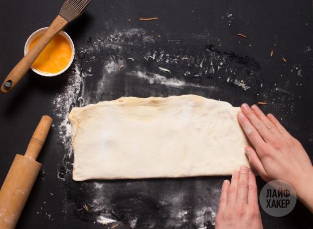 Jak gotować pałeczki serowe: Złożyć ciasto na pół