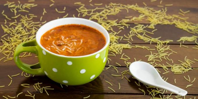 Zupa pomidorowa z makaronem i mieloną wołowiną