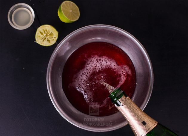 Szampan Rozmarynowy Koktajl Granatowy: Wlej sok z granatów i szampana