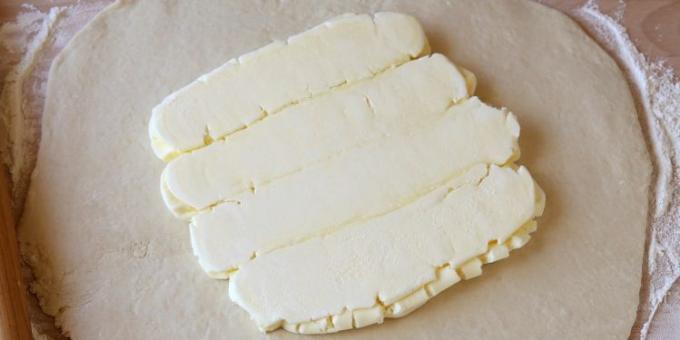 Jak gotować domowe ciasta ptysiowego: Umieść miękkie masło