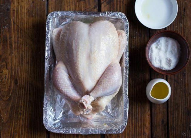 Pieczony kurczak z cytryną: zawiązać podudzia
