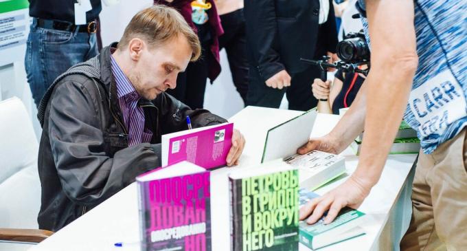 Aleksiej Salnikow podpisuje książki dla czytelników