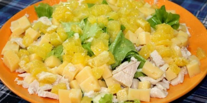 Przepisy na sałatki bez majonezu Sałatka c kurczakiem, serem i pomarańczy