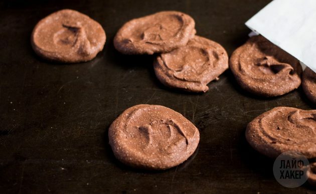 Po upieczeniu schłodź ciasteczka z kawałkami czekolady, a następnie wyjmij je z pergaminu