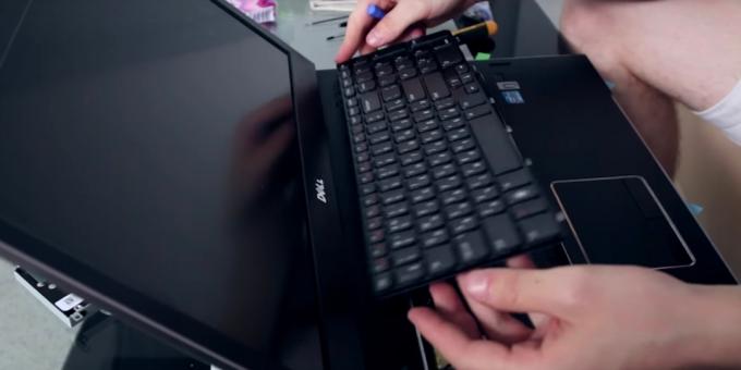 Odciągnij zatrzaski mediator na obwodzie klawiaturze i ostrożnie podnieść do czyszczenia laptopa