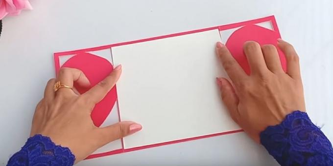 Wyciąć kawałek białego papieru rozmiaru odwrocie karty