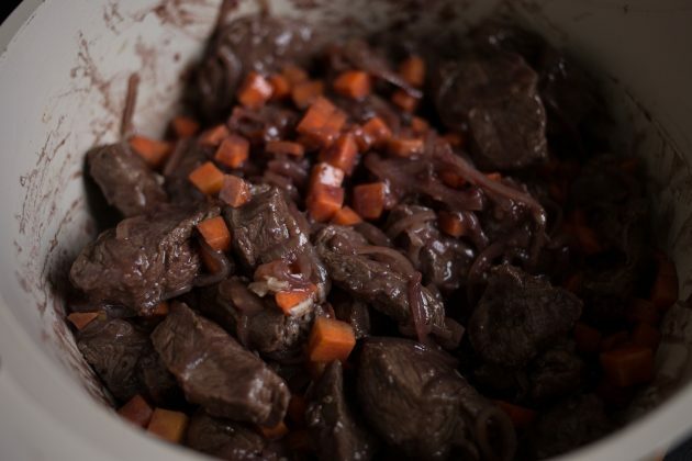 Wołowina po burgundzku: włóż mięso na patelnię