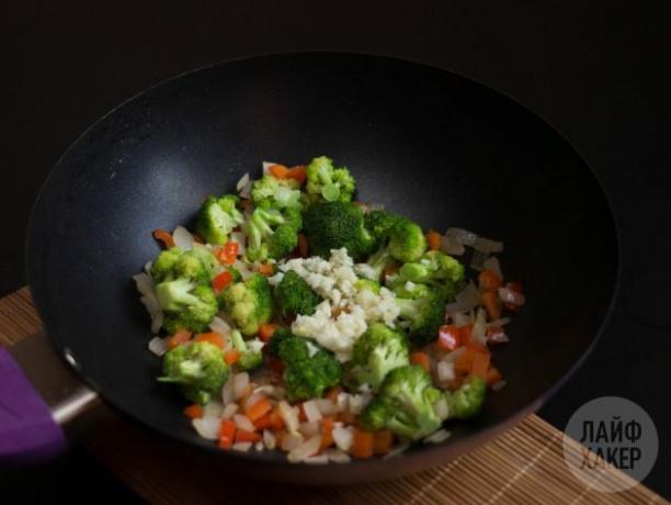 Jak zrobić smażony ryż: posiekaj warzywa