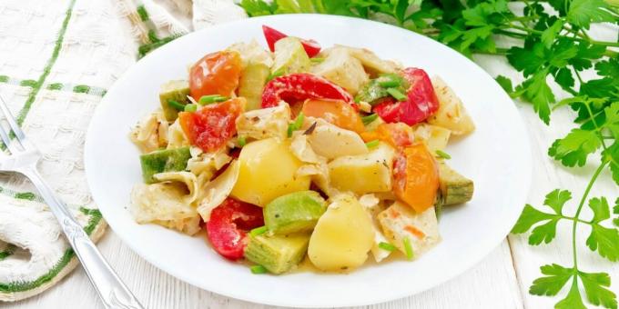 Gulasz warzywny z cukinią, ziemniakami i kapustą