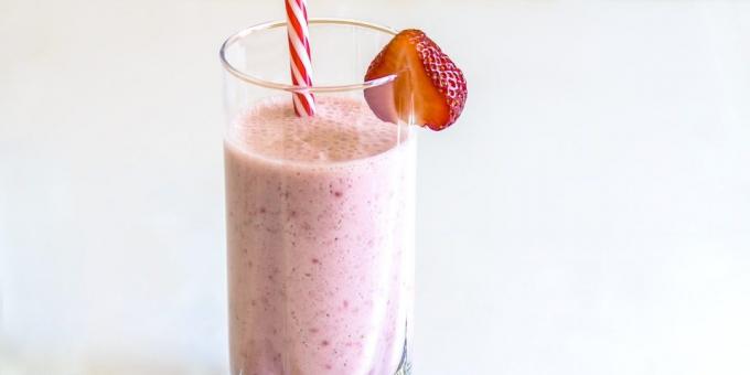 Smoothie z truskawek, bananów, nasiona chia i masła orzechowego