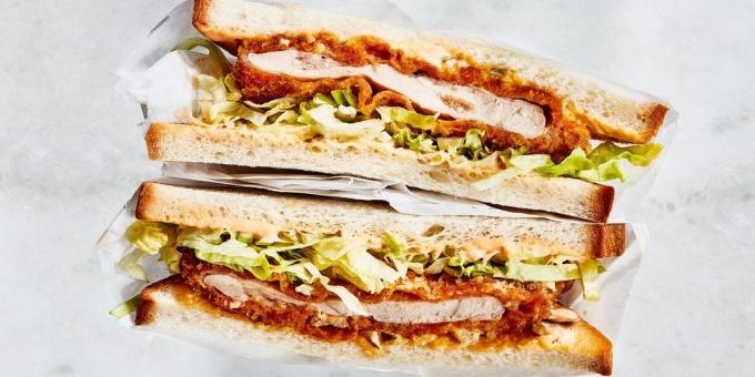 sandwich przepis z pikantnym sosem chrupiącym kurczakiem i ogórkiem