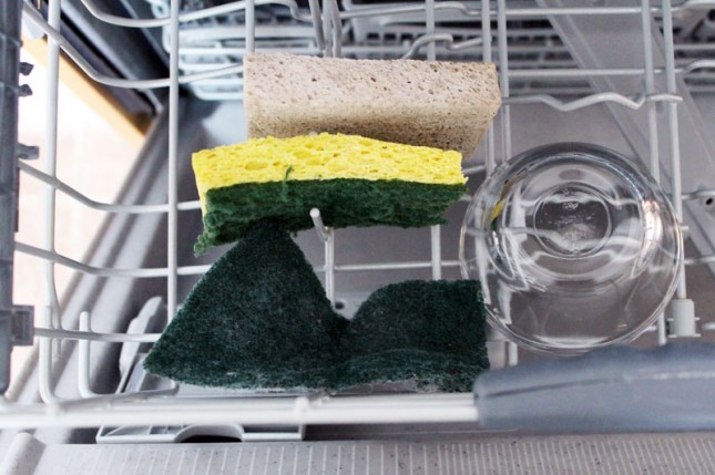 Jak używać zmywarki: Mycie gąbką