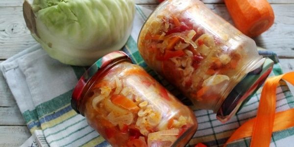 Sałatki z kapusty na zimę: kapusta sałatka z pomidorów i papryki