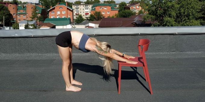 Proste ćwiczenia jogi: skłon na stojąco