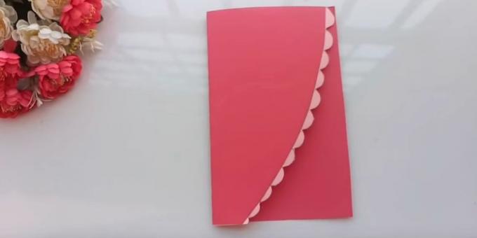 kartka urodzinowa z własnymi rękami: Odciąć arkusz różowego papieru na pół w poprzek