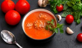Zupa pomidorowa z ryżem i klopsikami