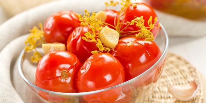 Jak marynowane pomidory, czosnek, chrzan i ziarna gorczycy