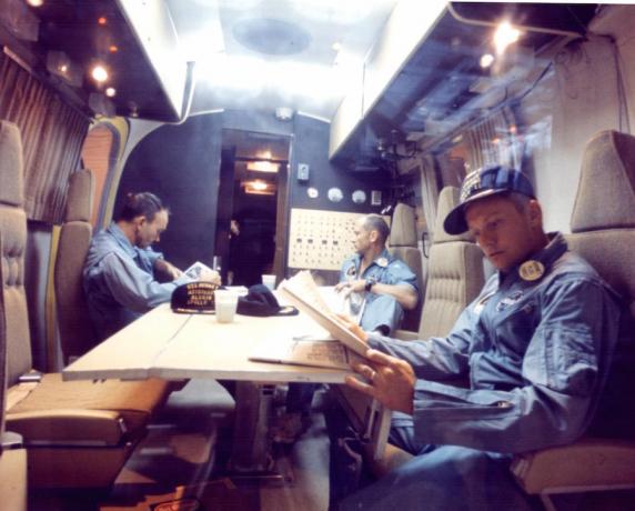 Fajne samochody: NASA astronauci w pomieszczeniu kwarantanny