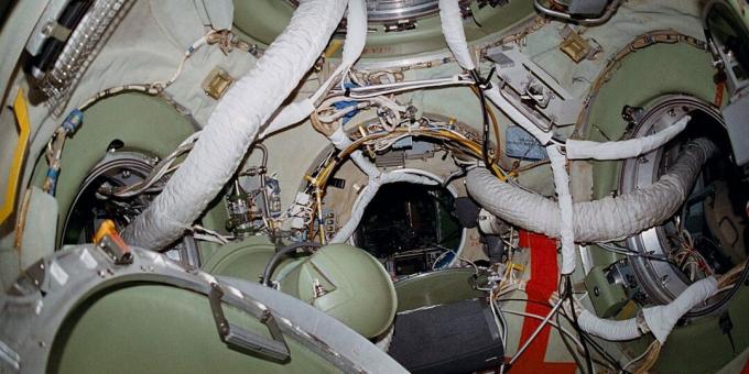 Wnętrze przedziału dokującego stacji orbitalnej Mir