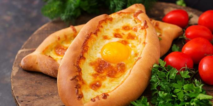 Khachapuri Adjara na ciasta drożdżowego