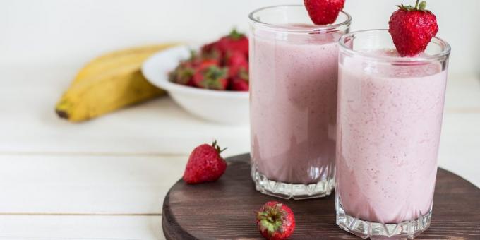 Smoothie z bananów, truskawek i jogurtu