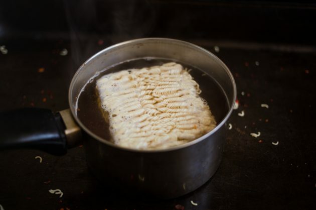 Jak zrobić ramen: zmniejsz ogień i umieść w bulionie blok makaronu