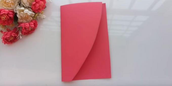 Zakręt papier szkarłatny na pół w poprzek